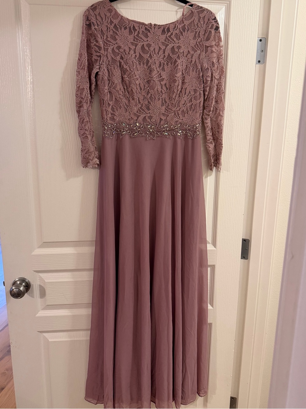 Elegant Mauve Lace Long-Sleeve Evening Gown